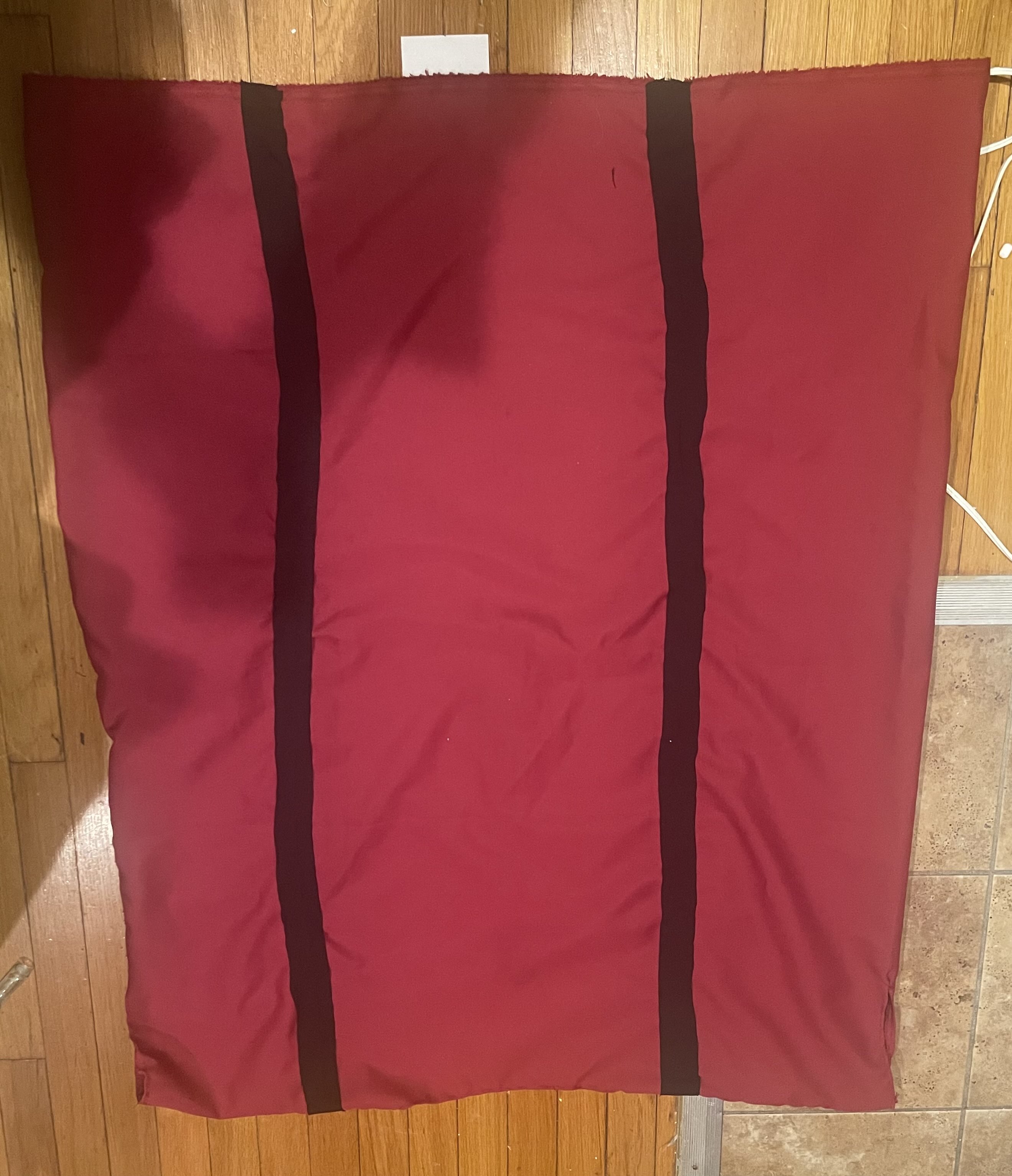 A red tunic with black clavi